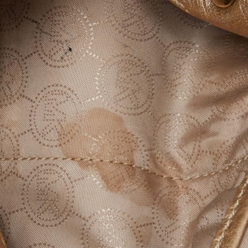 Michael Kors - Borsa con coulisse Frankie in pelle oro In condizioni discrete in vendita a Dubai, Al Qouz 2