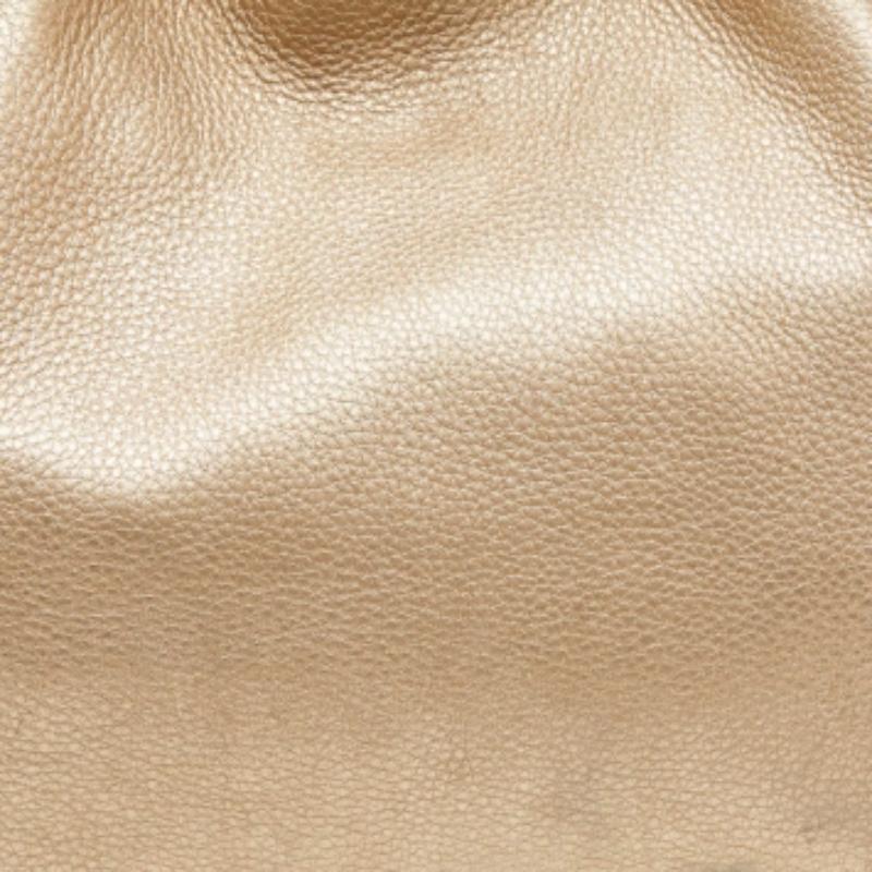 Michael Kors - Borsa con coulisse Frankie in pelle oro in vendita 5
