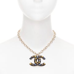 CHANEL B18A Halskette mit Kragen und CC-Anhänger aus schwarzen, gelben und blauen Glasperlen sowie goldenen Beschlägen