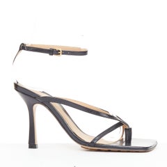 BOTTEGA VENETA Sandalen aus Stretchleder mit Riemchen am Knöchel, quadratischer Zehenpartie und hohem Absatz