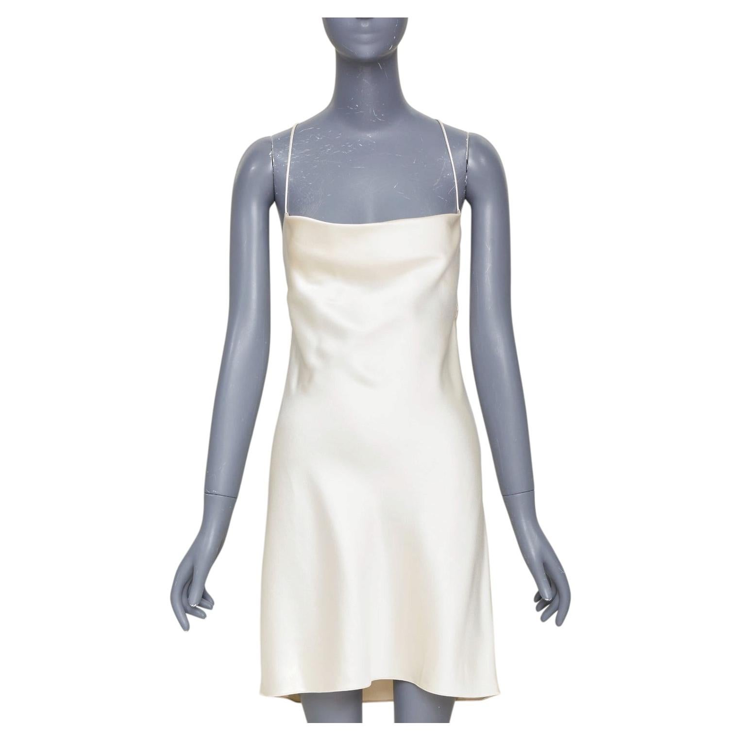 SAINT LAURENT 2022: Vestido de novia mini tipo slip de seda color marfil, con cuello vuelto y espalda descubierta, talla FR38 M