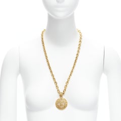 CHANEL 94A Collier à pendentif en or vintage avec pièce de monnaie avec logo CC imprimé