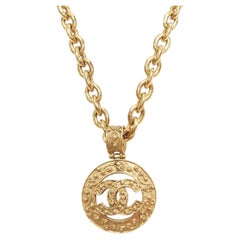 CHANEL 94A Collier à pendentif en or vintage avec pièce de monnaie avec logo CC imprimé