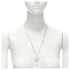 rare CHANEL B18 CC pendentif en perles blanches en forme de coeur