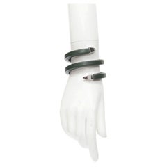 BOTTEGA VENETA  Pulsera brazalete de cuero verde bosque Spiral Coil