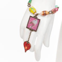 PHILIPE FERRANDIS Bracelet à chaîne en résine à breloques colorées avec cadre en forme d'oiseau