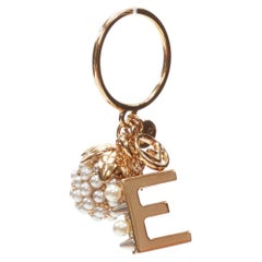 FENDI Goldfarbener E-alphabet-Perlen-Spitzen-Anhänger mit Beerenverzierung