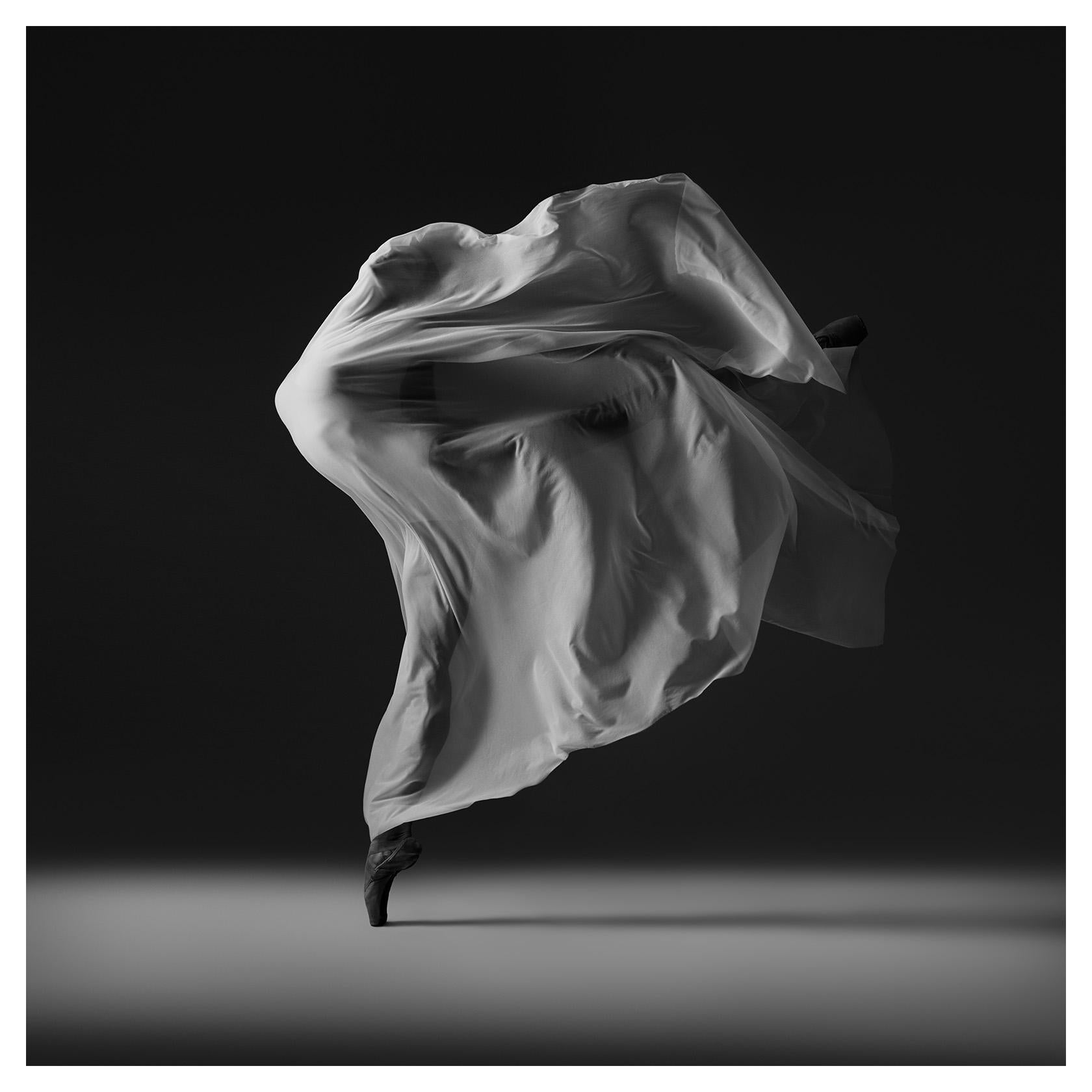 Nessun titolo (No 29) Edizione di 25 fotografie 32 "x32" pollici di Yevgeniy Repiashenko