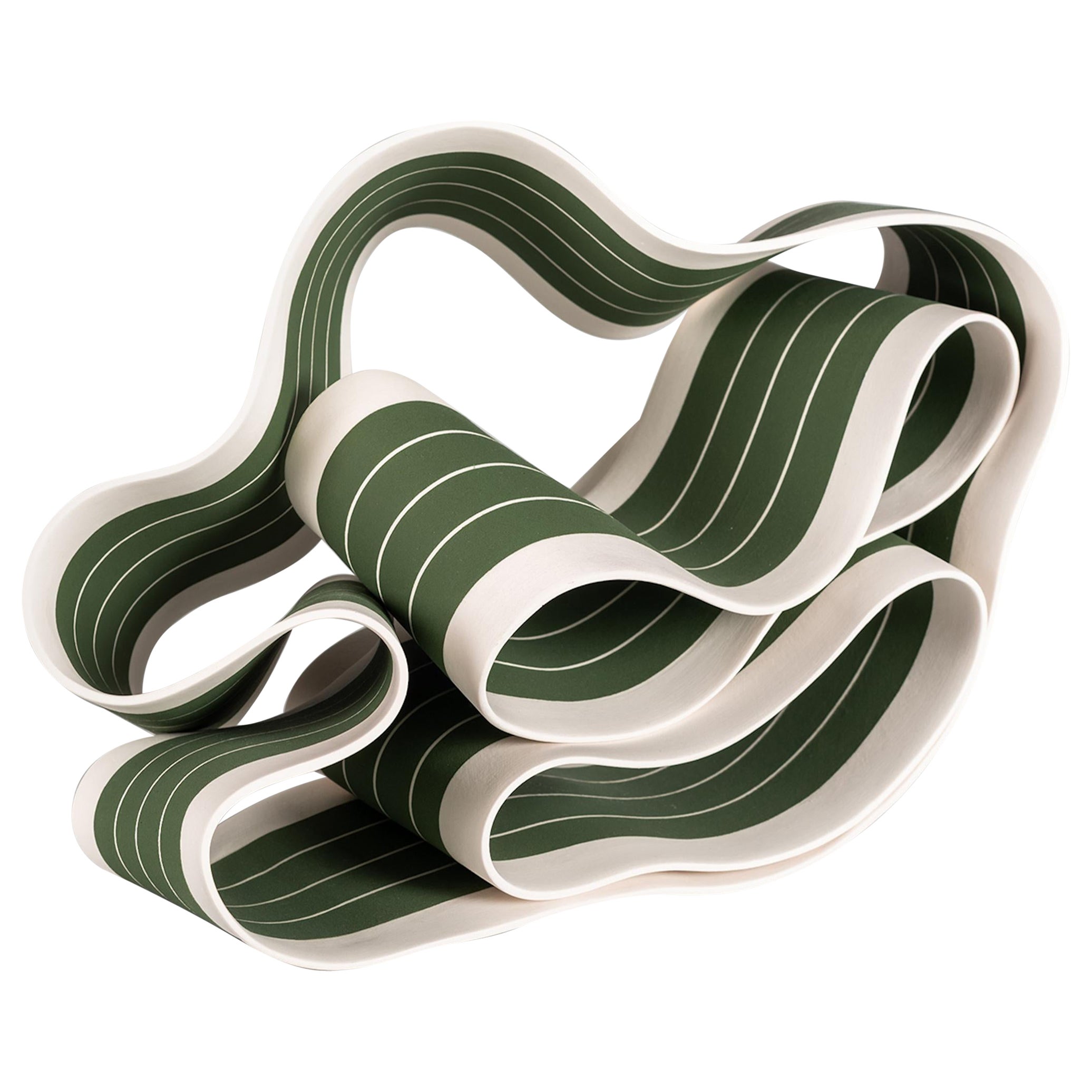Folding in Motion 4 ist eine einzigartige Papier-Porzellan-Skulptur des zeitgenössischen Künstlers Simcha Even-Chen mit den Maßen 22 × 30 × 19 cm (8,7 × 11,8 × 7,5 Zoll). Die Skulptur ist signiert und wird mit einem Echtheitszertifikat