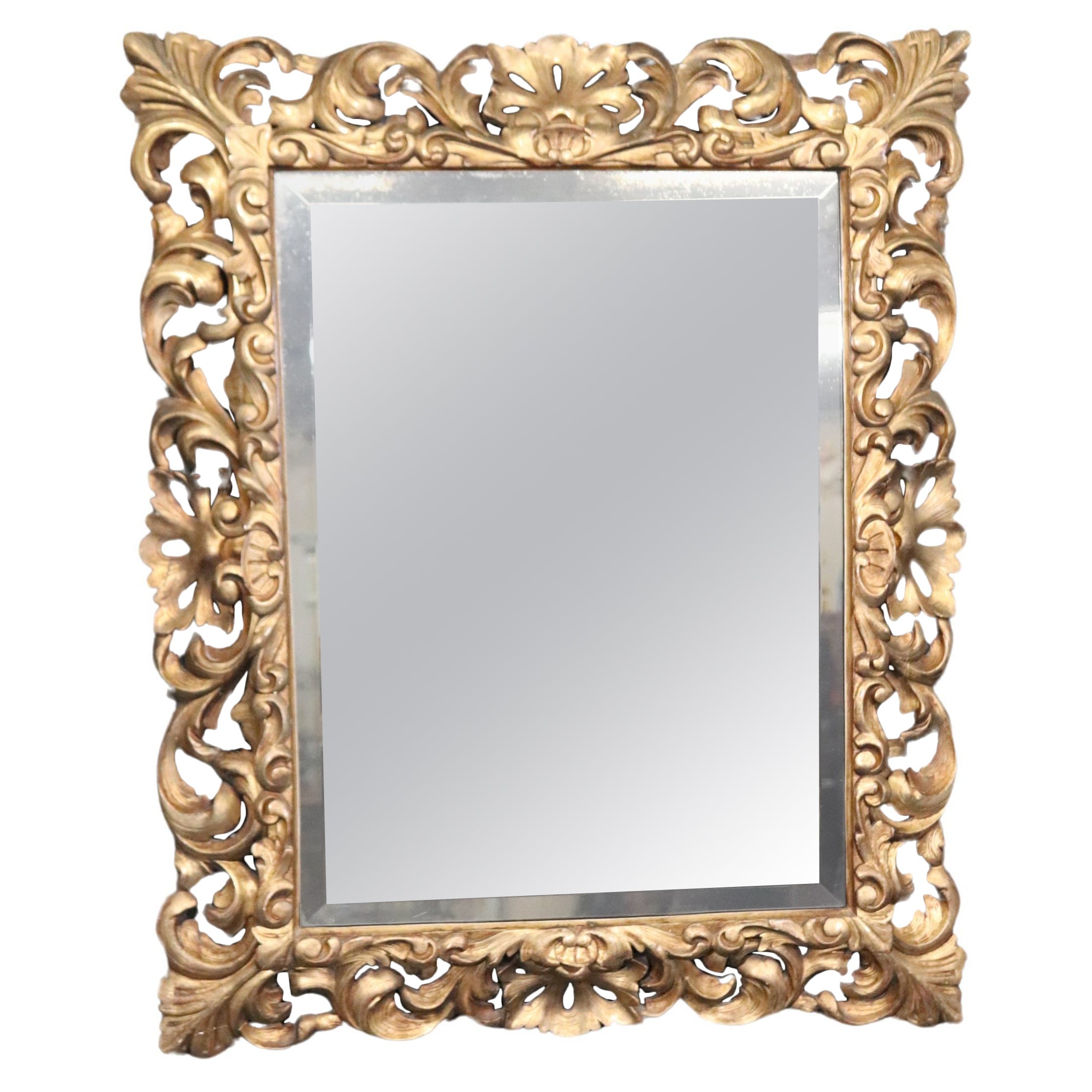 Miroir en noyer sculpté et verre biseauté Miroir en bois sculpté rococo italien 
