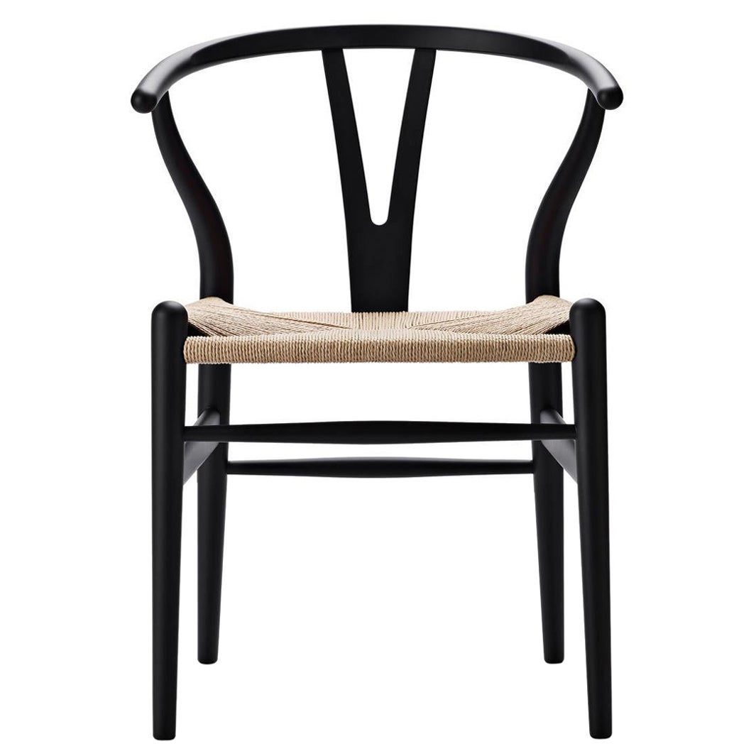 Chaise Wishbone CH24 en bois de hêtre avec finition noire douce et cordon en papier naturel en vente
