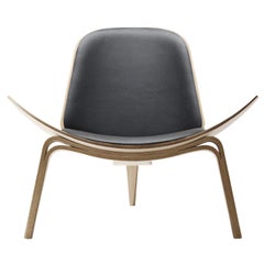 CH07 Shell Chair in Oak White Oil Finish with Loke 7150 Black Leather Seat