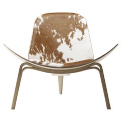 CH07 Shell Chair in Oak White Oil Finish with Brown and White Cowhide Seat