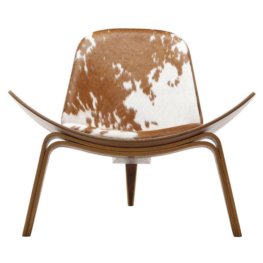 CH07 Shell Chair in Walnut Oil Finish with Brown and White Cowhide Seat For Sale