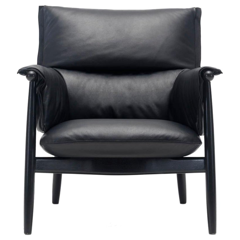 E015 Chaise longue Embrace en Oak Oak avec cuir noir Loke 7150 et bande de bordure noire