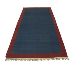 Tapis Dhurrie vintage bleu avec bordure géométrique rouge, de Rug & Kilim