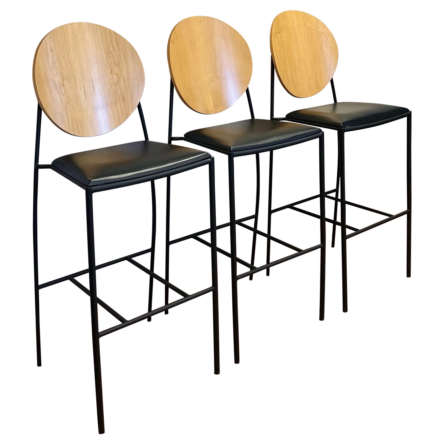 Dakota Jackson Vik-ter II Tabourets de comptoir coussinés en érable et noir - Lot de 3 en vente