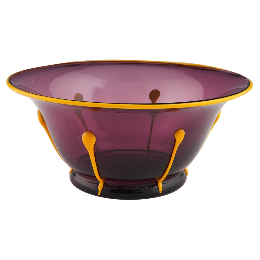 Loetz Amethyst-Glasschale mit orangefarbenen Trails, um 1925