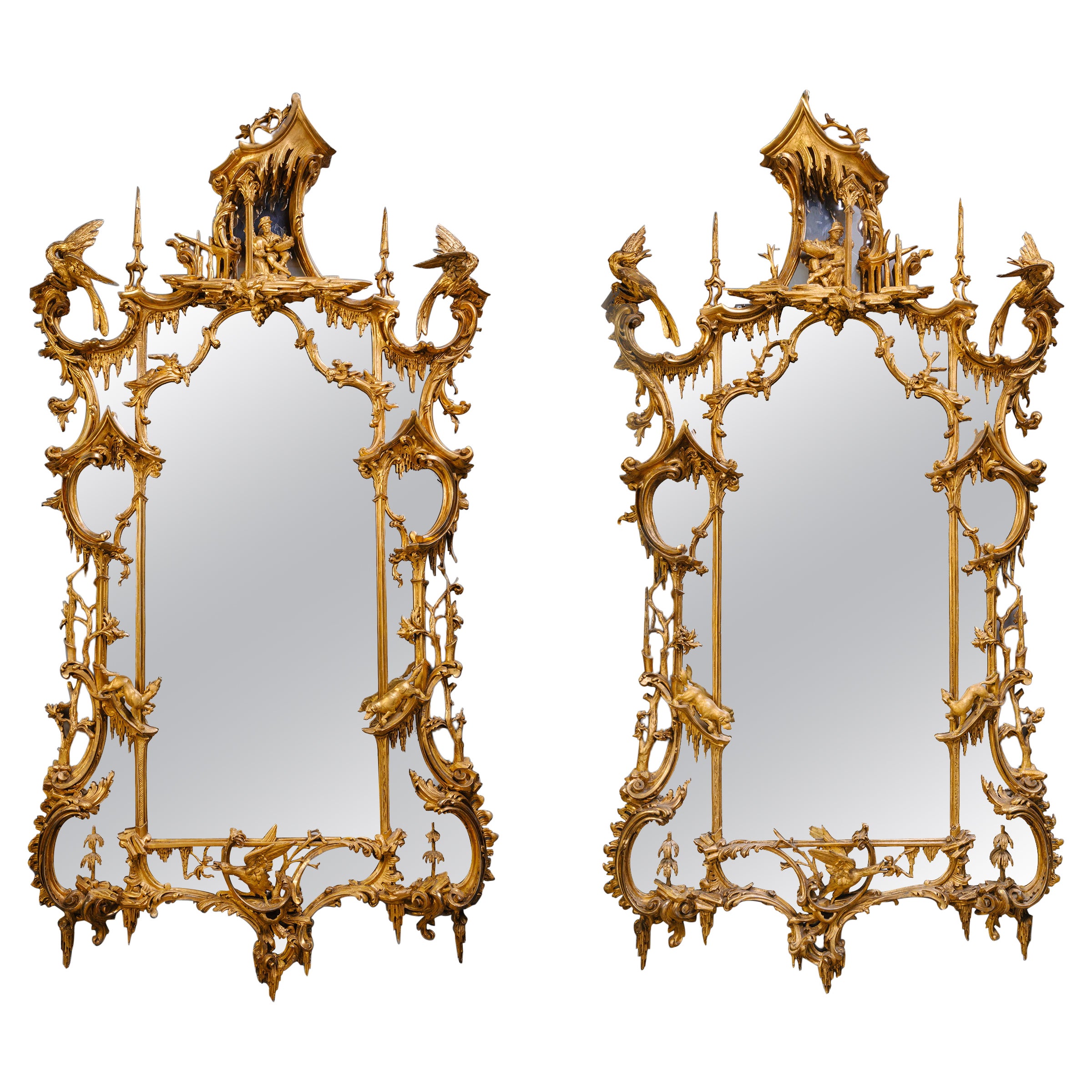 Paire de miroirs muraux "rococo" en bois doré de style George II anglais en vente