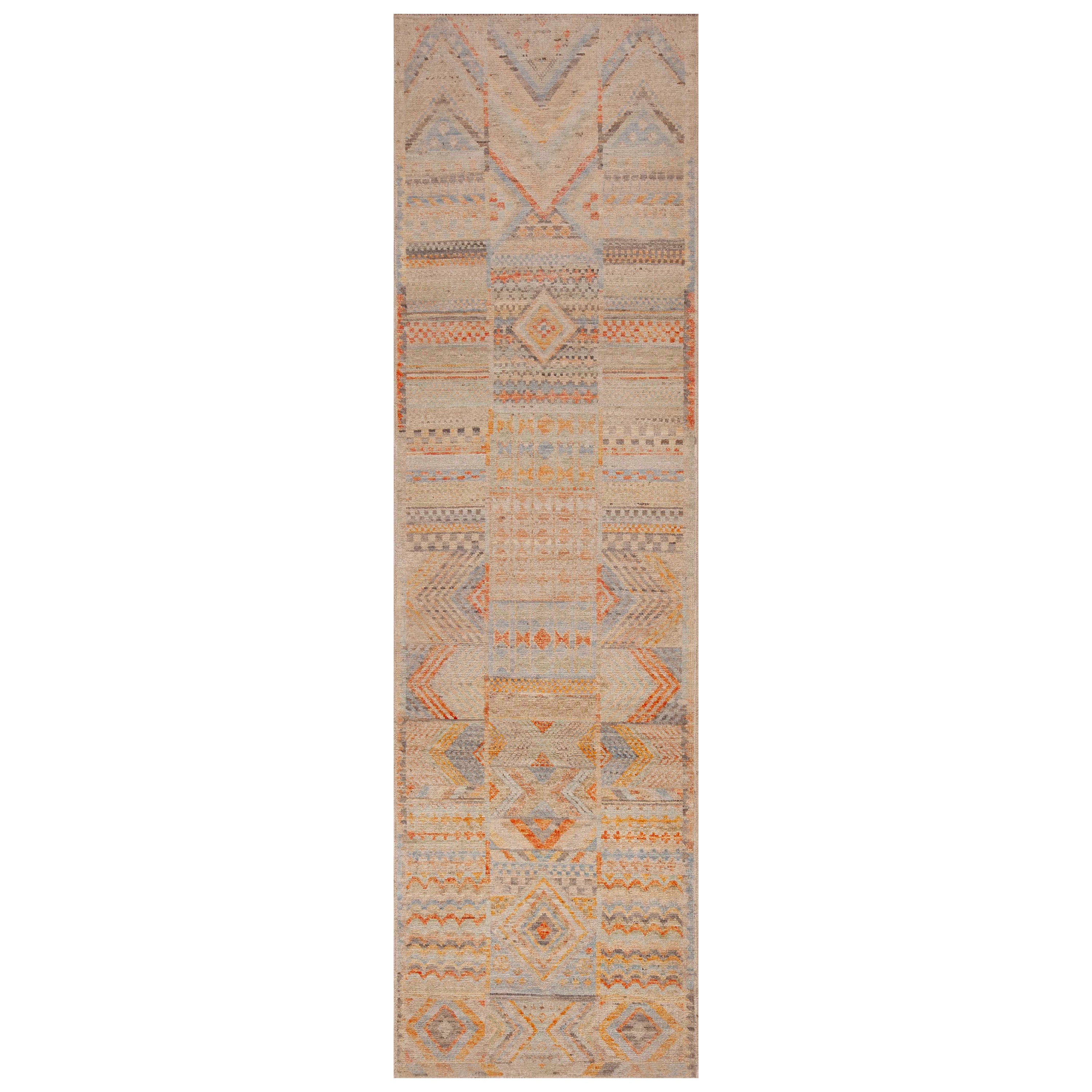 Tapis de couloir Tribal Géométrique Modernity de Nazmiyal Collection 2'9" x 9'7" en vente