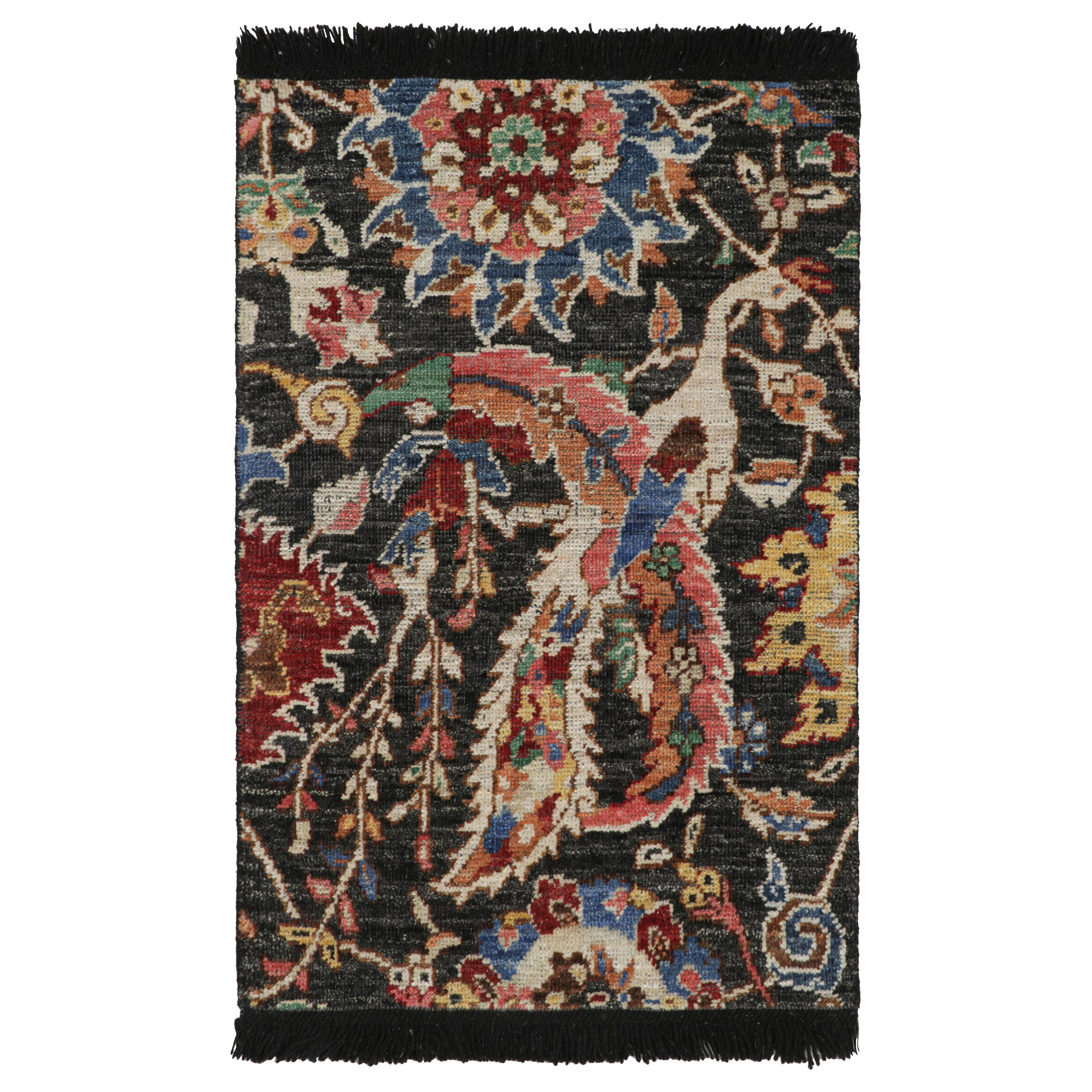 Rug & Kilim's Persian Kerman Style Rug in Black with Vibrant Floral Patterns (tapis persan de style Kerman en noir avec des motifs floraux vibrants) 
