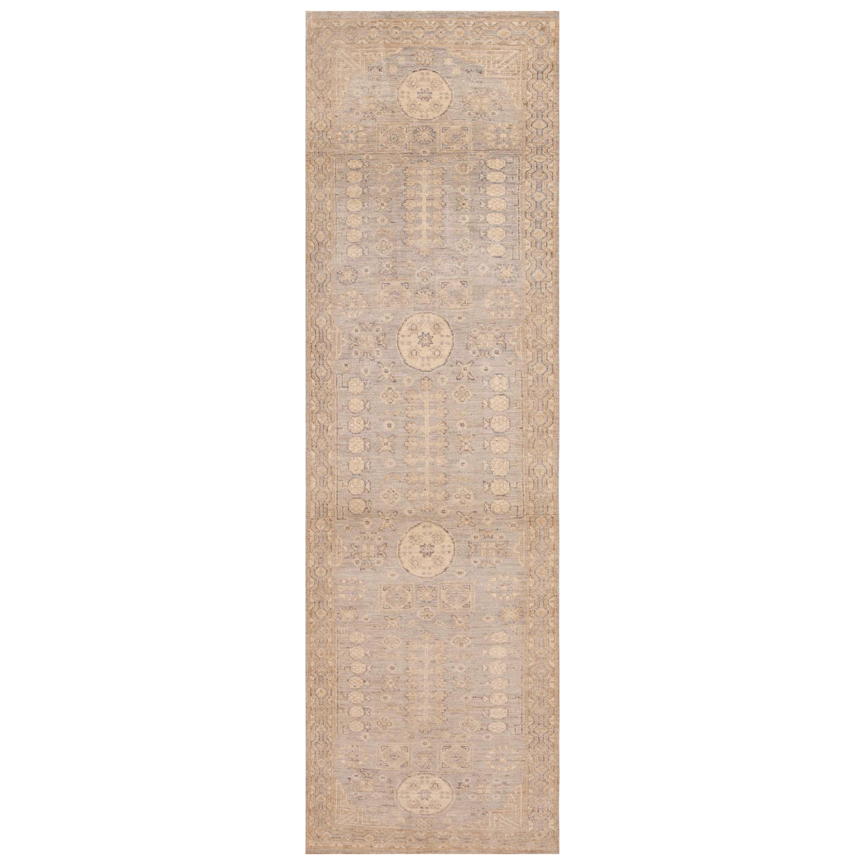 Nazmiyal Kollektion Khotan Granatapfel Design Moderner Läufer 2'9" x 9'5" im Angebot