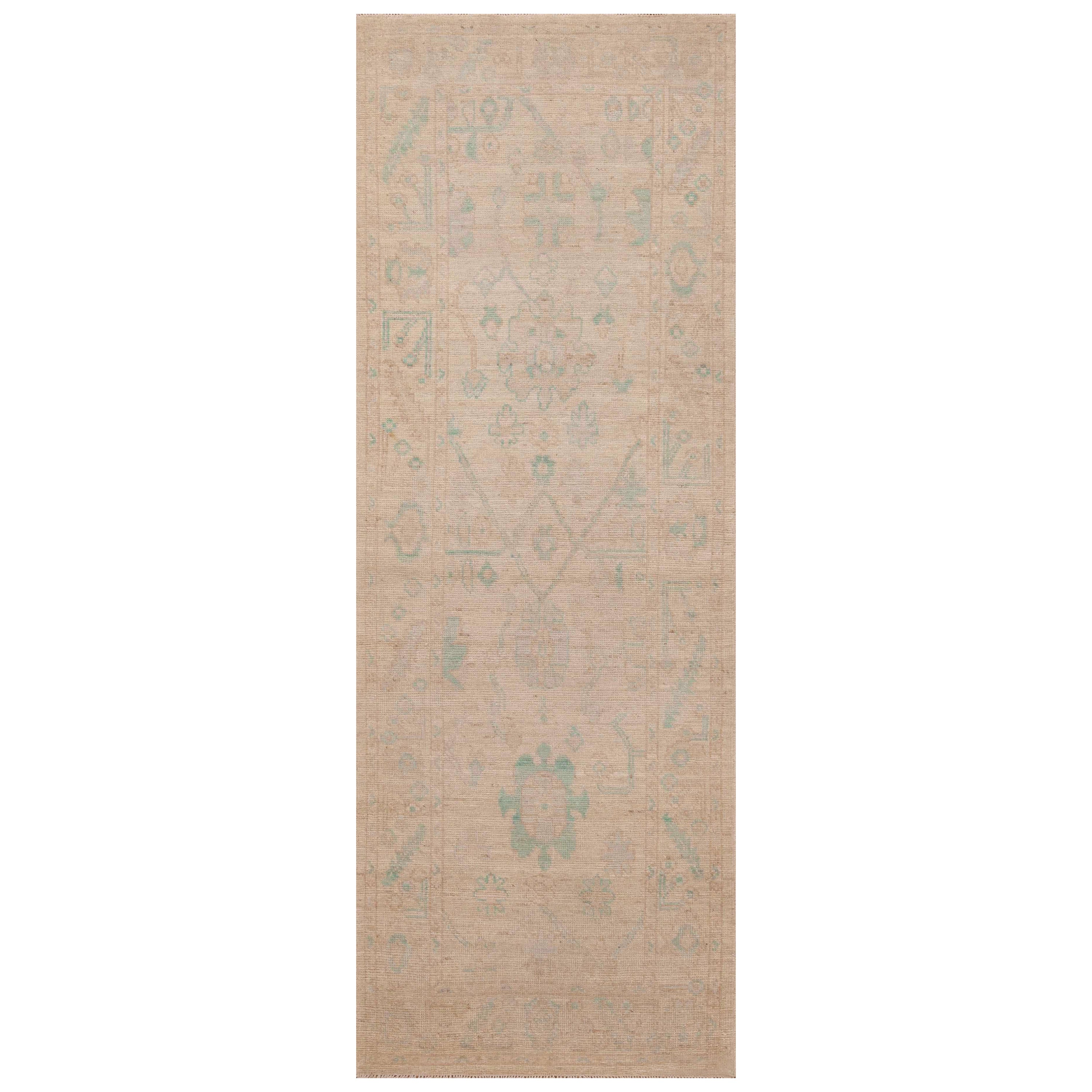 Tapis de course moderne turc Oushak de la collection Nazmiyal, couleur ivoire, 3' x 8'