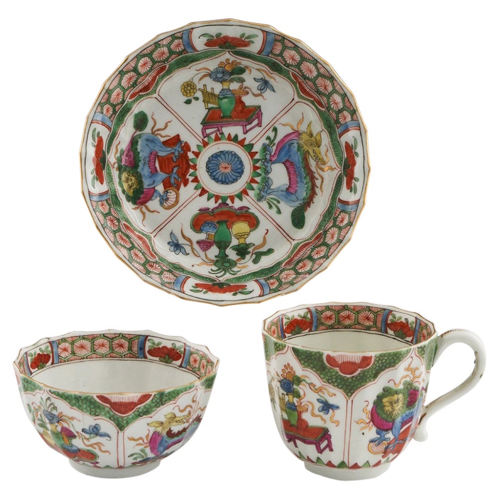 Trio de porcelaines de Worcester - Dragons en compartiments, c1770