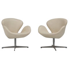 Set of two leather Swan chairs by Arne Jacobsen for Fritz Hansen