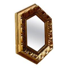 Miroir hexagonal vintage Régence sculpté à la main et doré