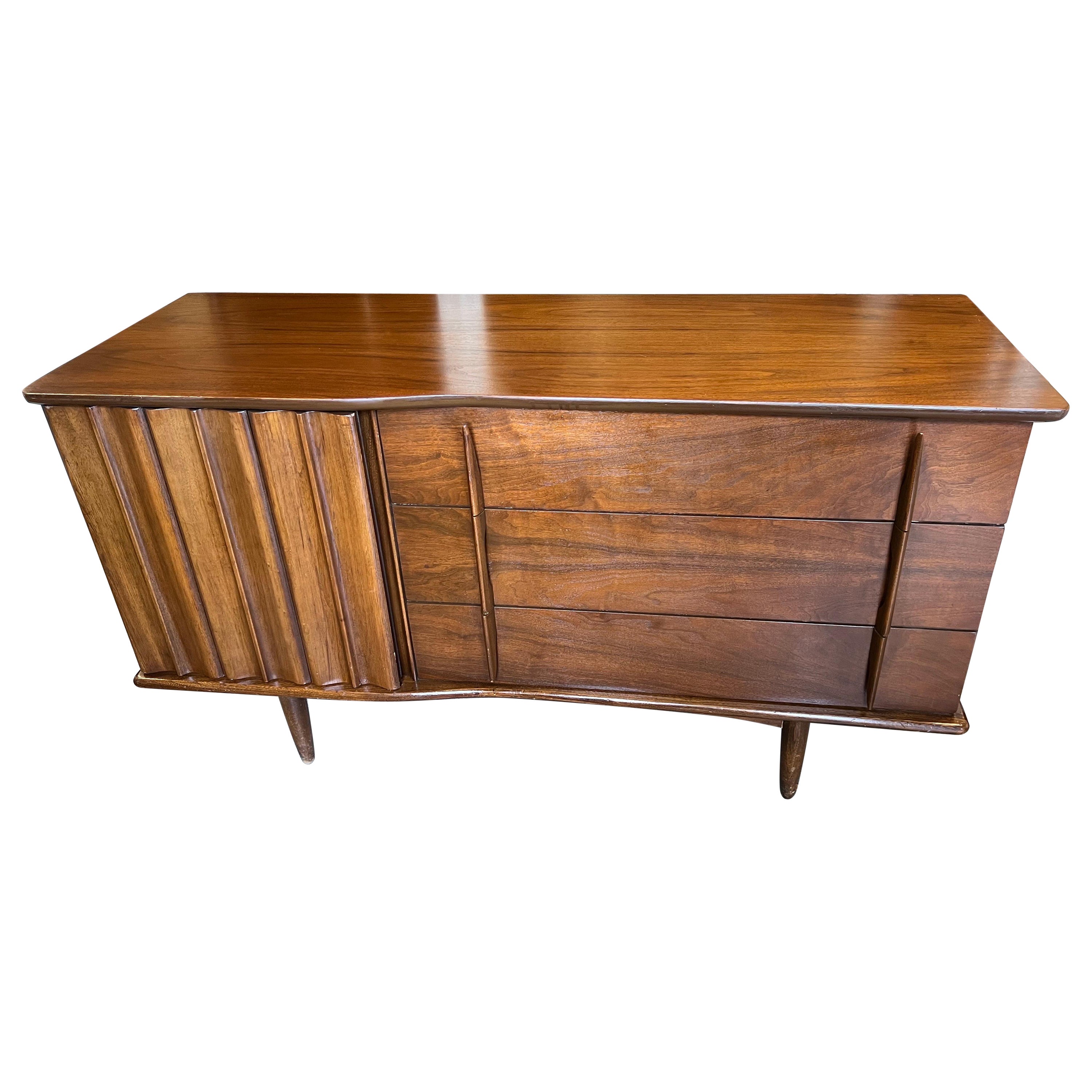 Mid-Century Modern Geschwungene und geschnitzte Lowboy-Kommode aus Nussbaumholz im Angebot