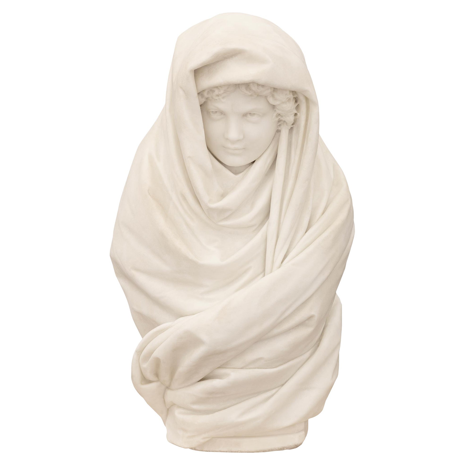 Sculpture italienne du 19ème siècle en marbre blanc de Carrare représentant un jeune garçon dans un châle en vente