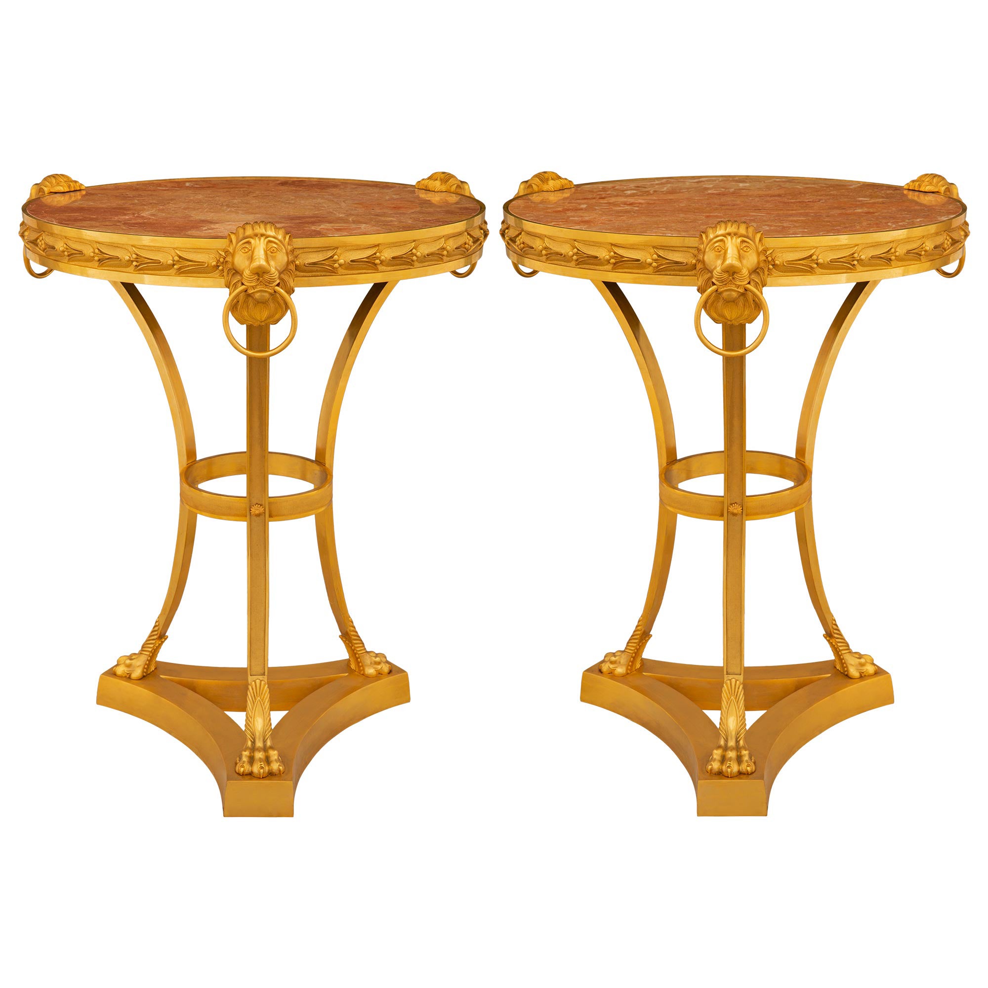 Paire de tables d'appoint néoclassiques du début du siècle dernier en ormolu et marbre en vente