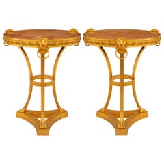 Paire de tables d'appoint néoclassiques du début du siècle dernier en ormolu et marbre