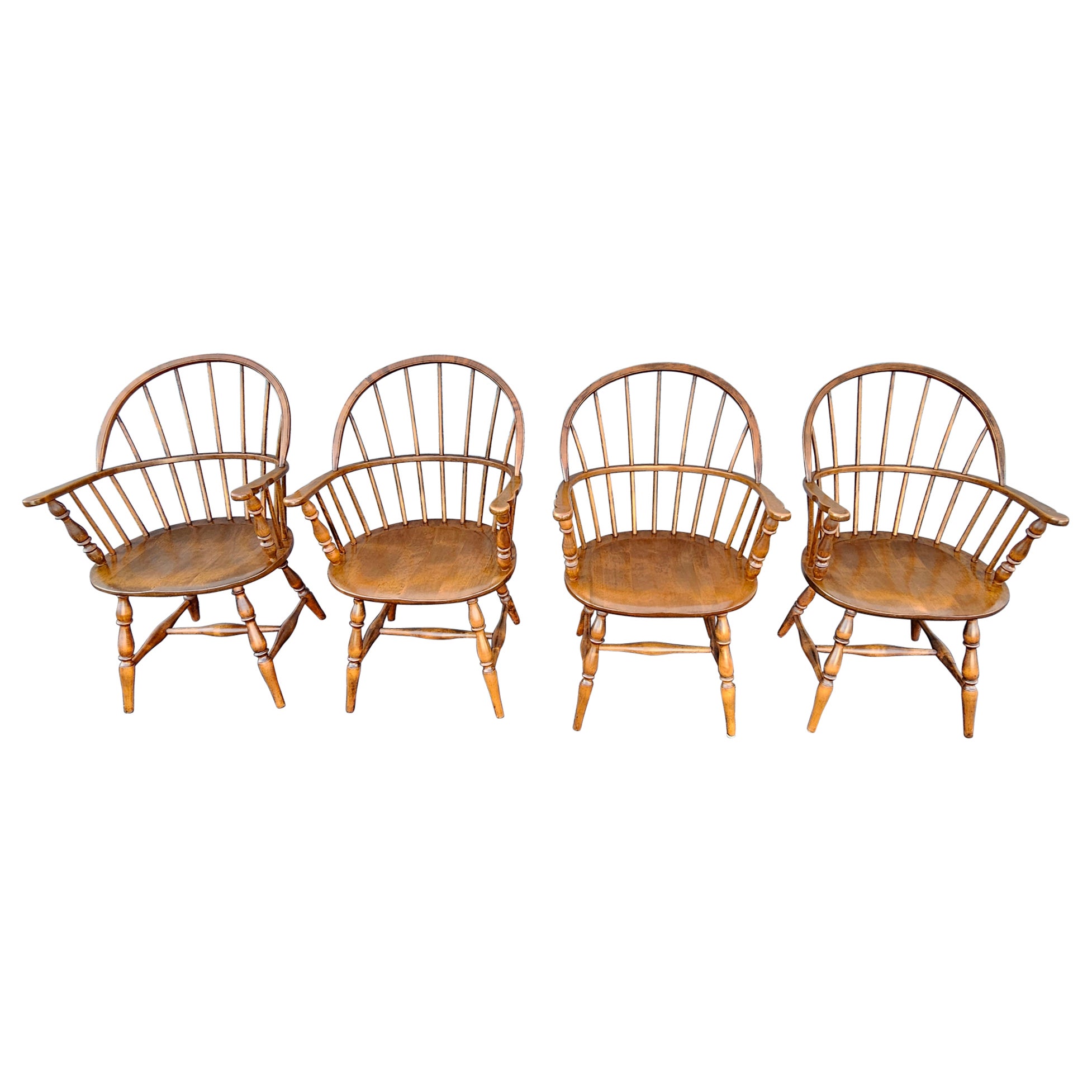 Ensemble de quatre fauteuils Windsor à dossier arrondi en érable, fabriqués à la main par les Amish en vente