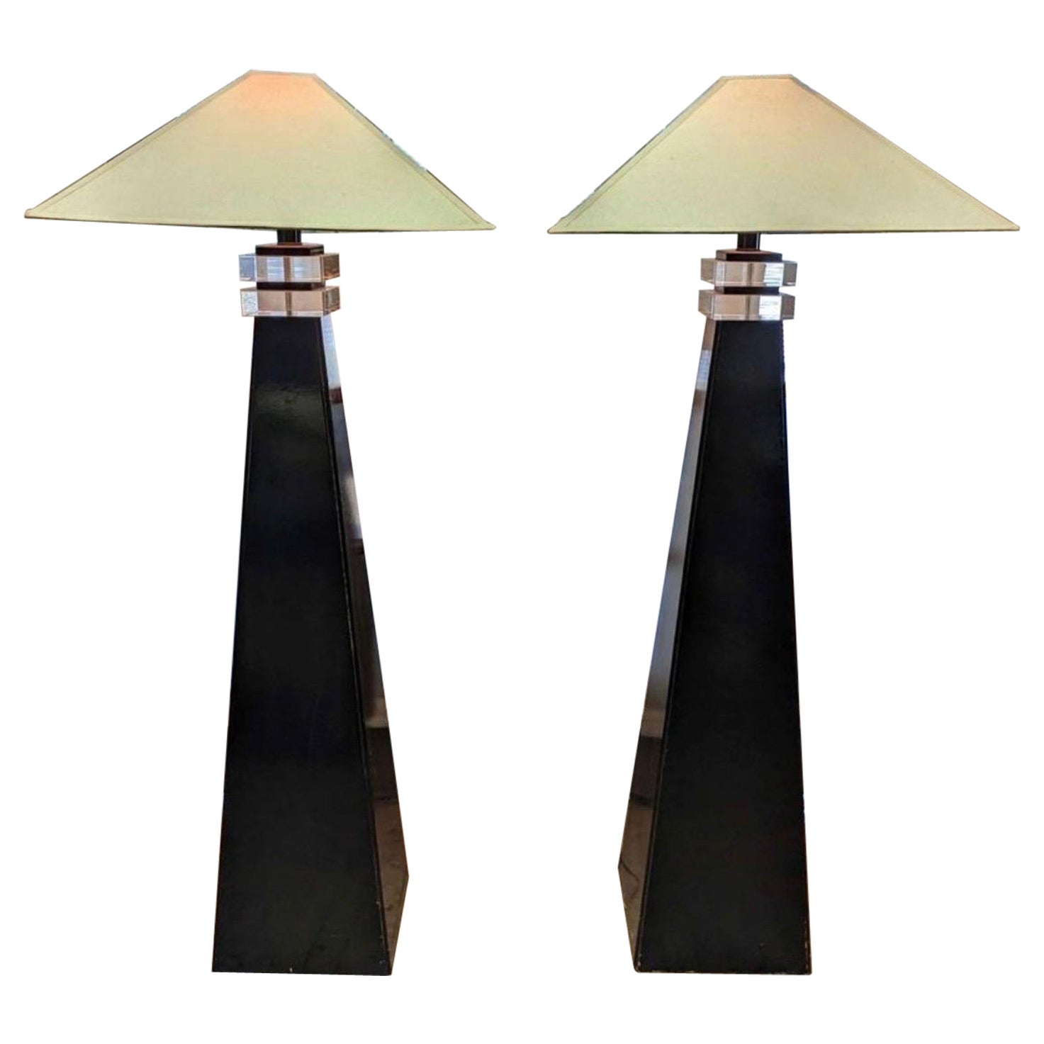 1970 Pyramide noire Lampes de sol de style Karl Springer - Une paire