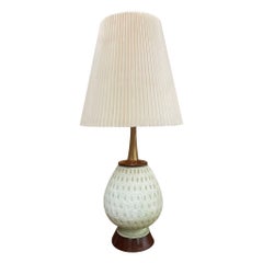 Lampada da tavolo vintage con base in ceramica e accenti in legno color noce.