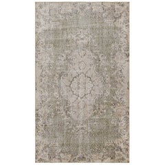 Tapis Vintage Zeki Müren en vert avec médaillon floral beige, de Rug & Kilim