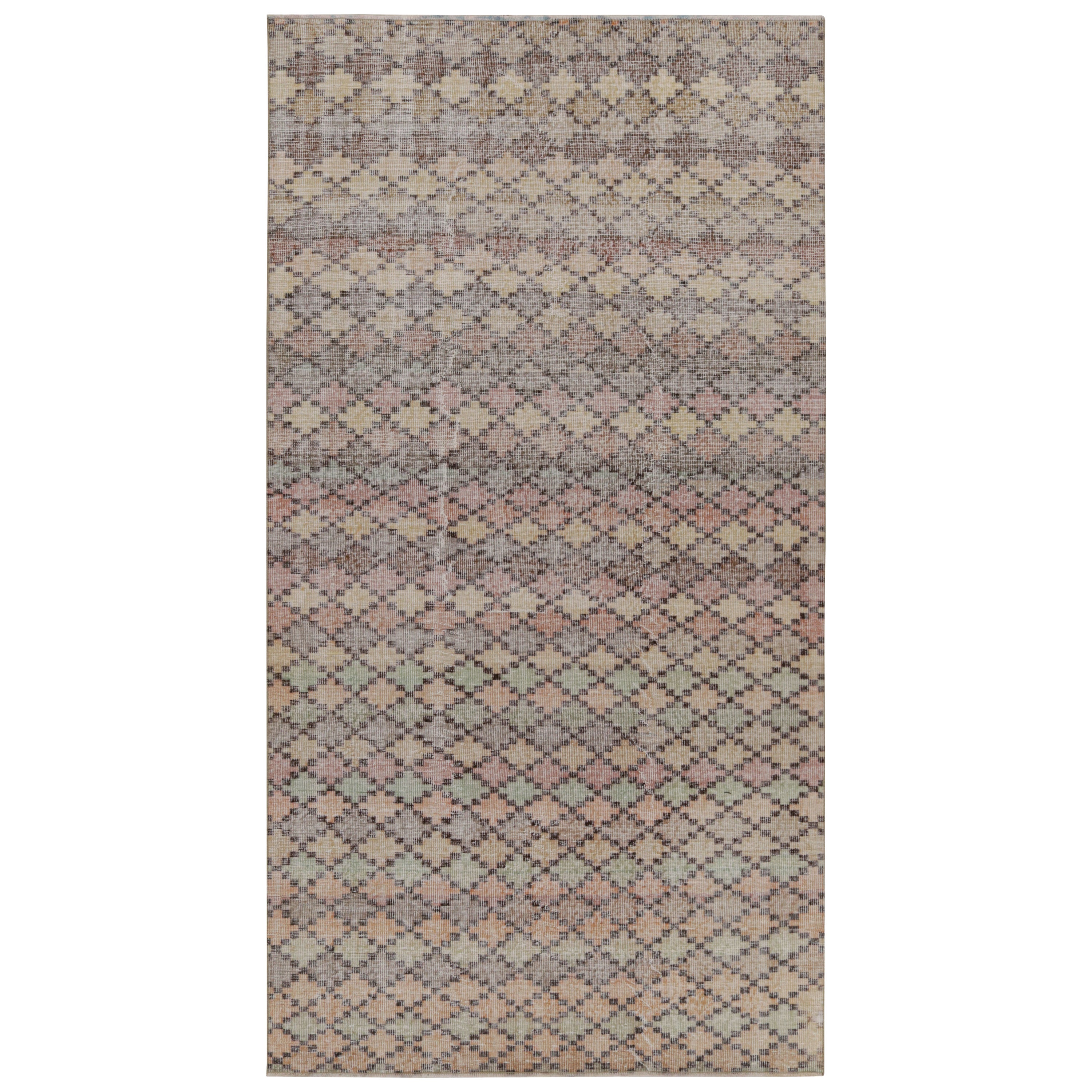 Vintage Zeki Müren Teppich mit polychromen geometrischen Mustern, von Rug & Kilim