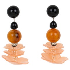 Angela Caputi - Boucles d'oreilles clips flamenco avec pendentifs en résine ambre et saumon rose