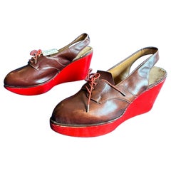 Par de zapatos de cuero de colección de los años 40 con tacón de cuña de madera roja
