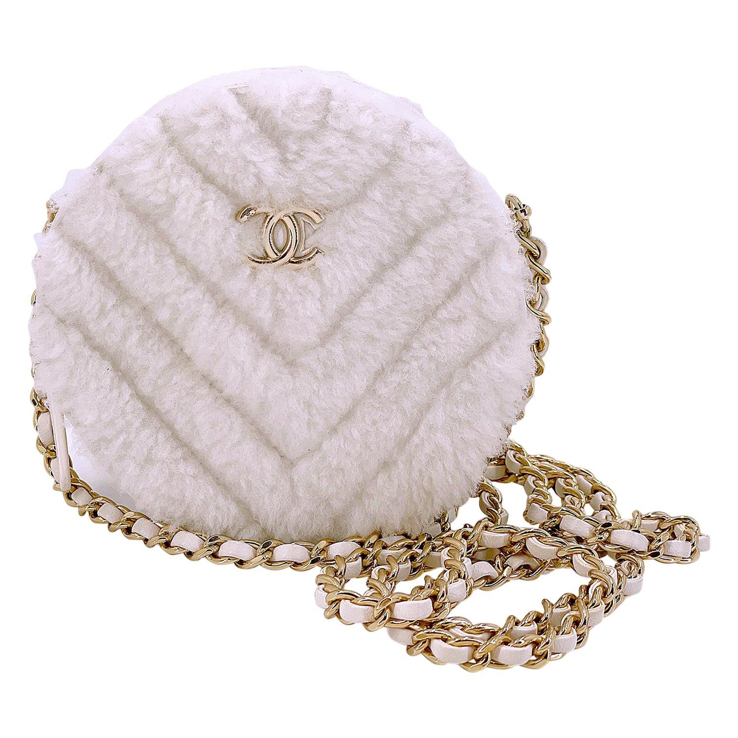 Chanel 2019 - Mini sac tambour rond en fourrure de mouton blanc à chevrons GHW 67850 en vente
