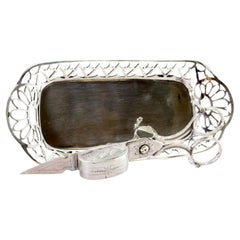 Silver morrões tray 
scissors w/ cutouts, grid, reliefs 
resting on four feet