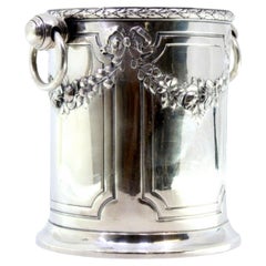 Cubitera de plata con relieves florales, lazos, guirnaldas y asas anulares