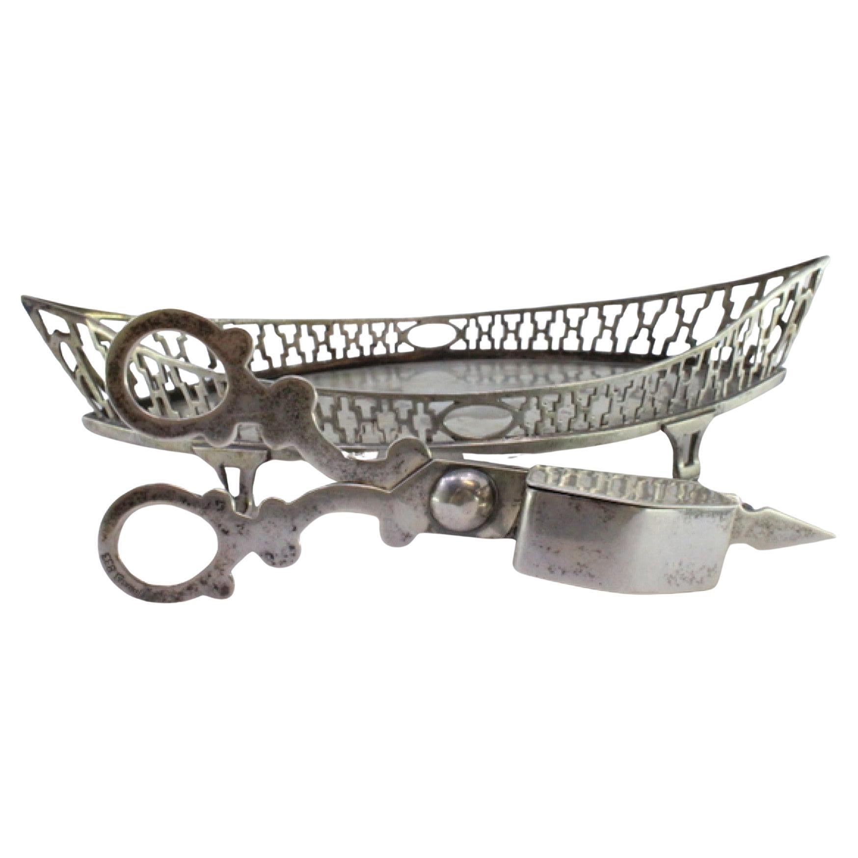 Silver morrões tray 
scissors shaped as a nave on 4 openwork feet