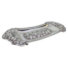 Silver morrões tray w/ floral
acanthus reliefs on 4 ball feet