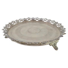 Bandeja de plata con rejilla y centro guilloché sobre 3 pies elevados