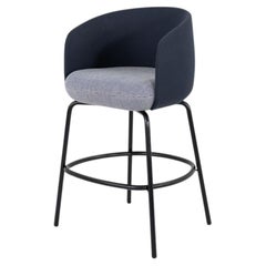 2020s Form Us With Love für +Halle Nest Hochstuhl-Barhocker aus blauem Stoff