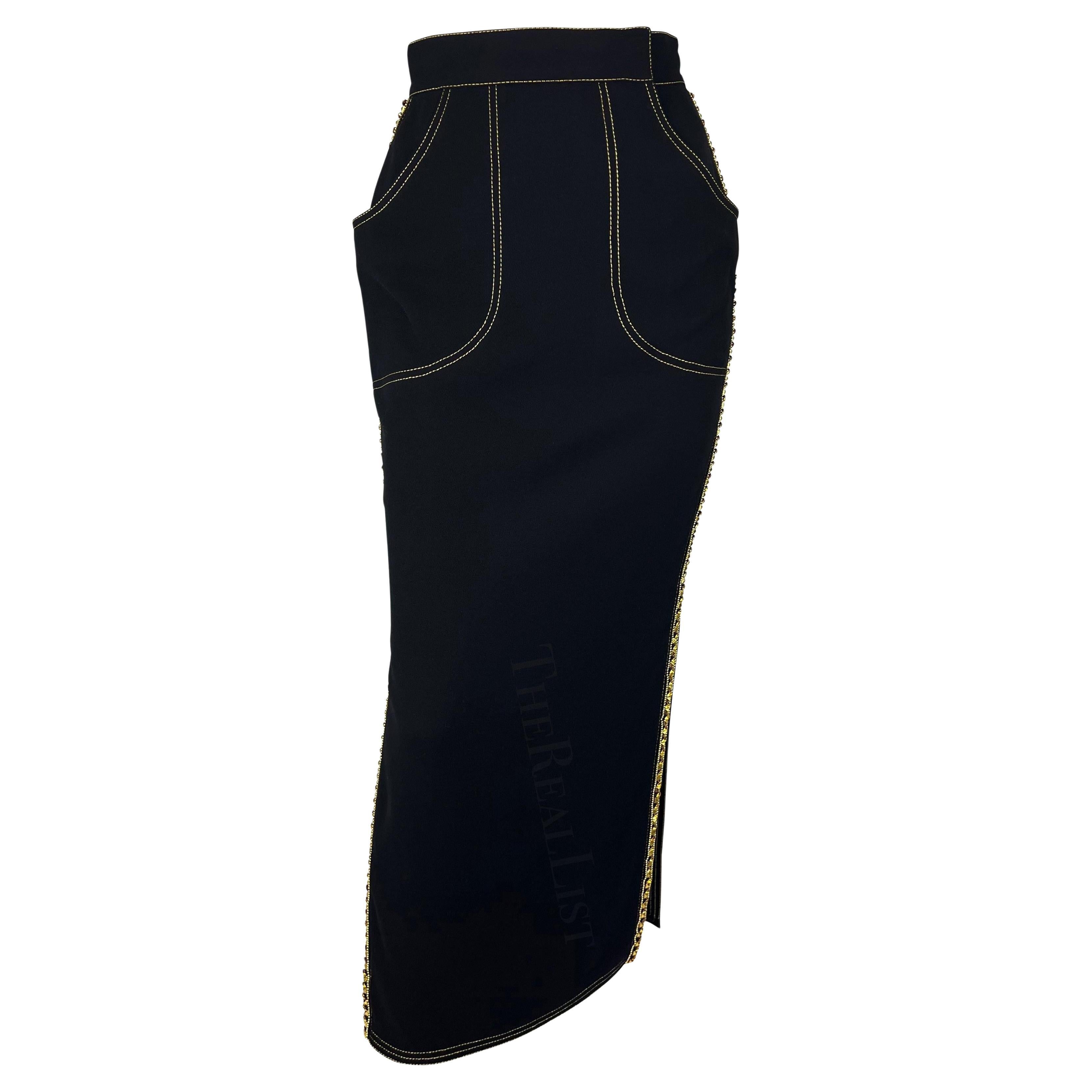 Ti presentiamo una favolosa maxi gonna nera di Gianni Versace, disegnata da Gianni Versace. Dalla collezione Autunno/Inverno 'Miss S&M' 1992, questa gonna ha debuttato sulla passerella della stagione come parte del look 63, indossato da Model No. 