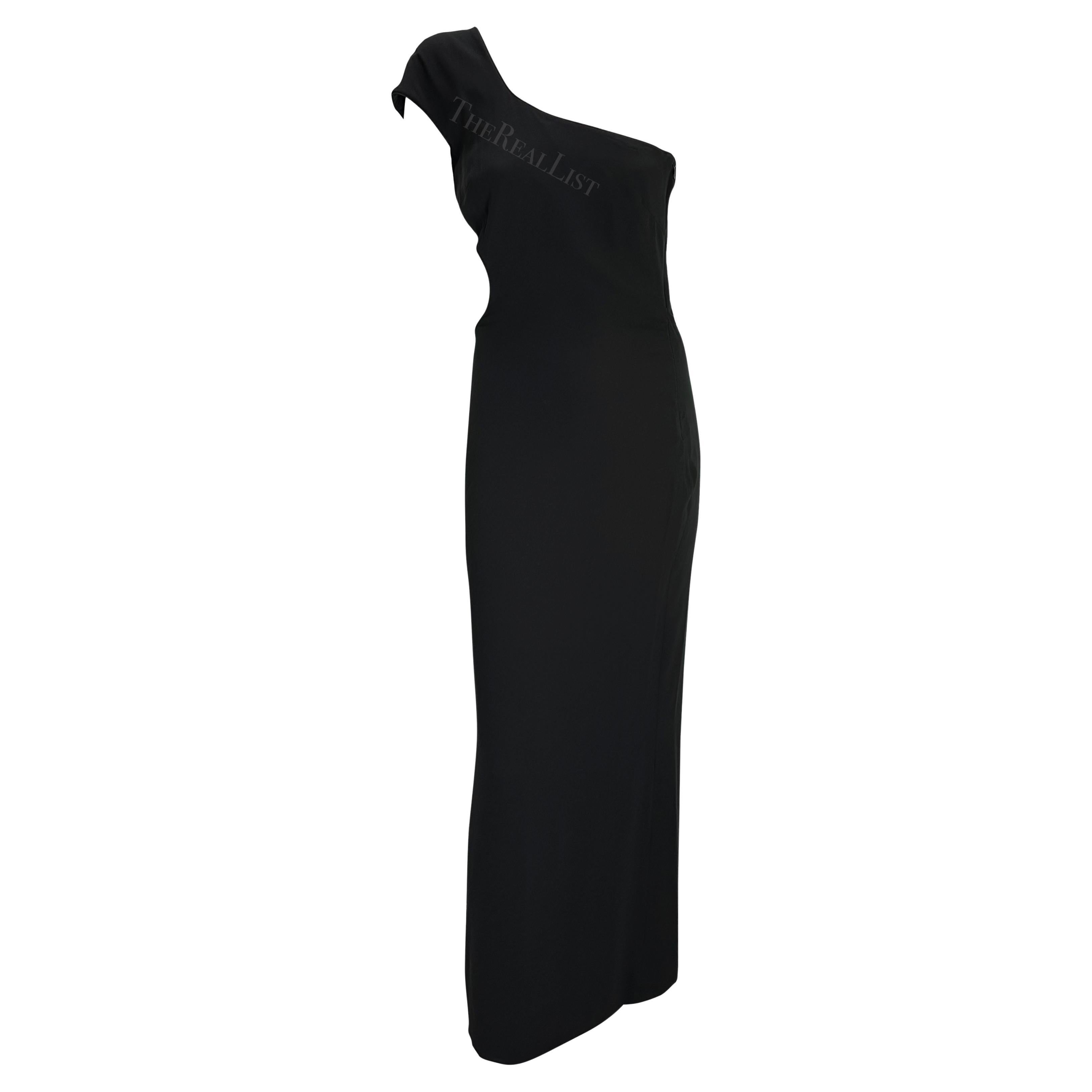 Wir präsentieren ein wunderschönes schwarzes Kleid mit Ausschnitt von Gianni Versace, entworfen von Donatella Versace. Dieses fabelhafte asymmetrische Kleid mit nur einer Schulter aus dem Jahr 1998 verfügt über einen einzelnen Blütenblattärmel,